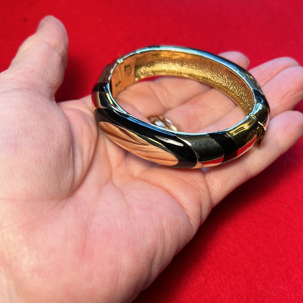 Signed Ciner Modernist Hinged Bangle Bracelet - image 4